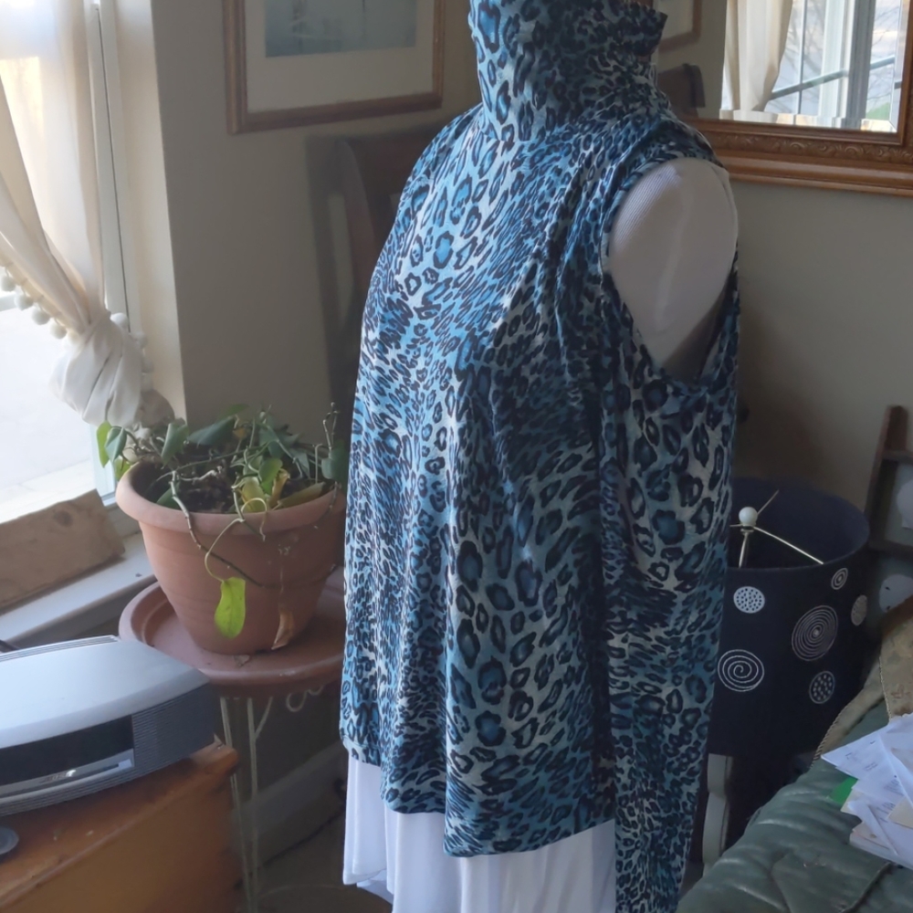 T neck/cut out shoulders - Picture 3 of 7